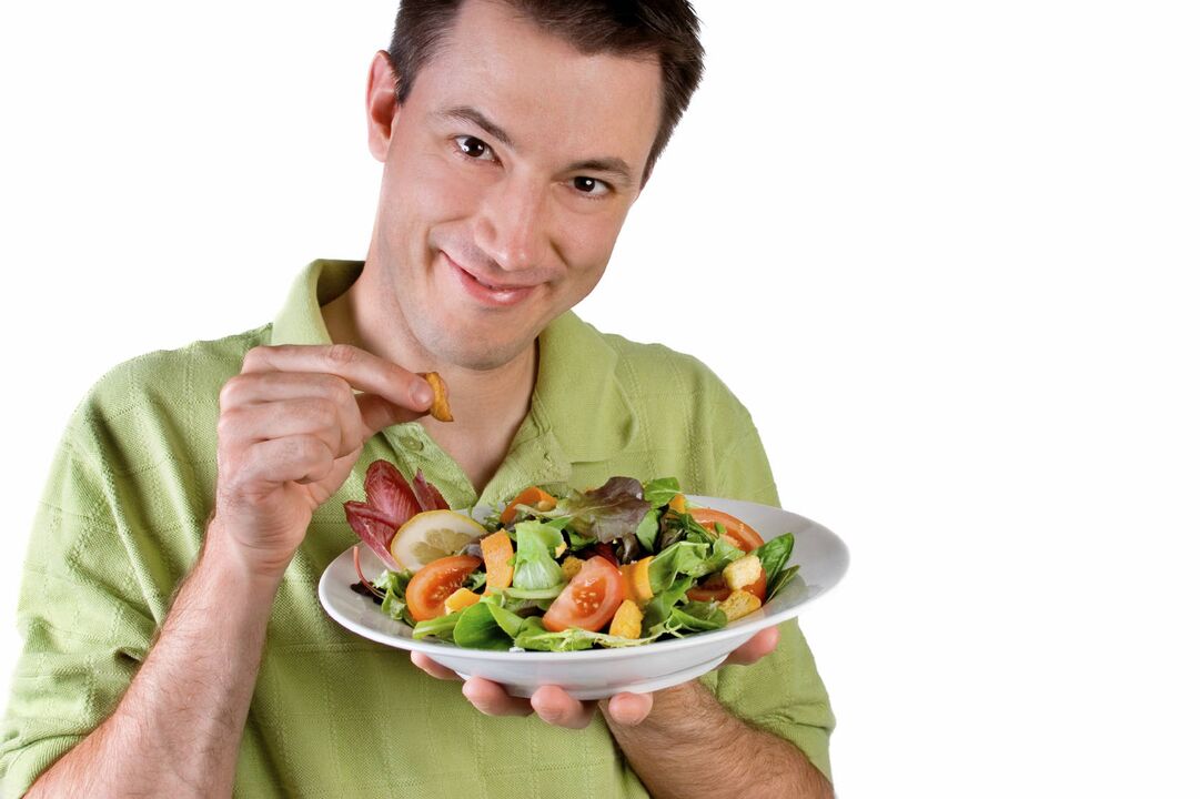 el hombre come ensalada de verduras por poder
