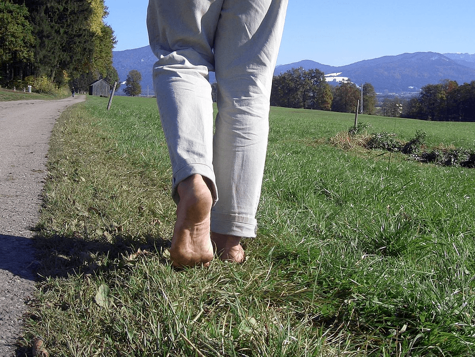 caminar descalzo es bueno para la potencia