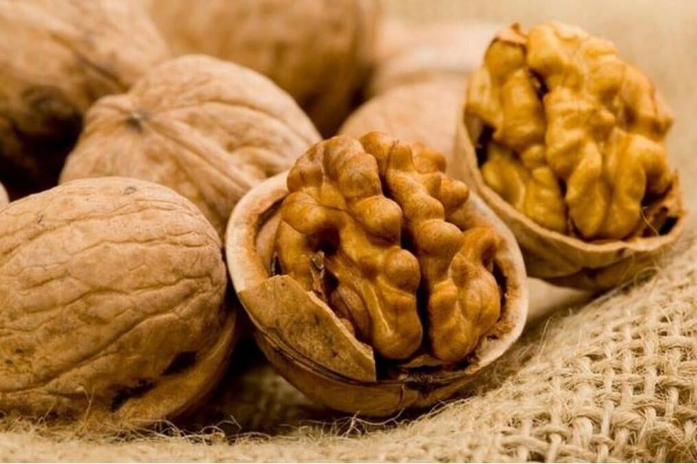 El líder entre los frutos secos en cuanto a beneficios para los hombres son las nueces.